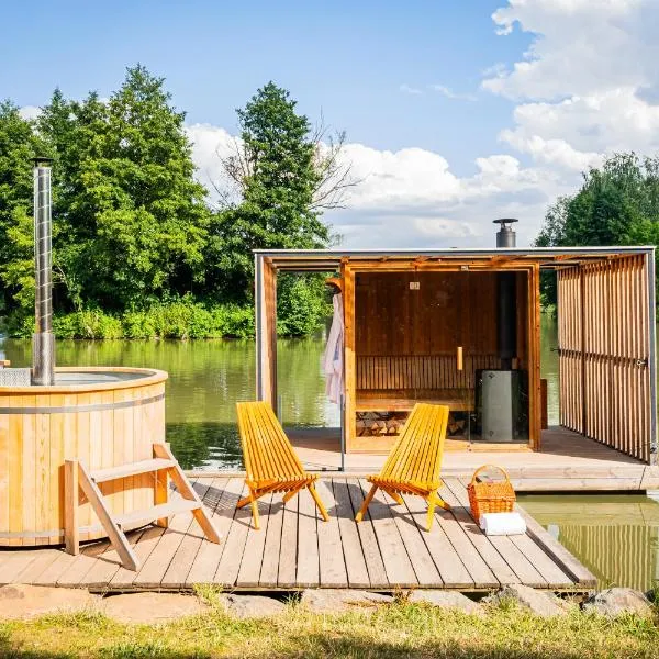 Rybník Plovoucí Sauna Glamping, hotel v destinaci Mladeč