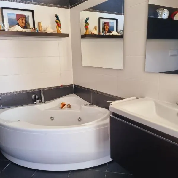 -Le Carillon- Jacuzzi Suite Privé close to Bergamo, hotel v destinaci Sorisole