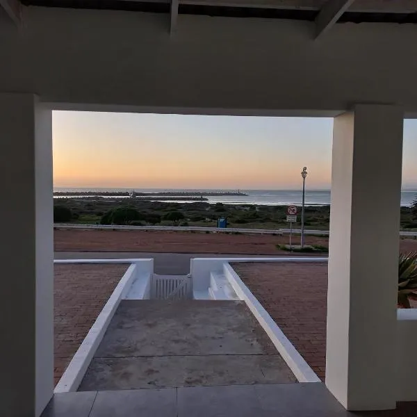 Lazy Days Apartments - Lambert's Bay, hotel in Lambertʼs Bay