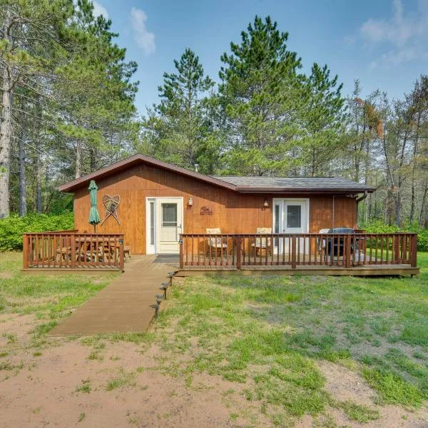 Woodland Cabin with Fishing, ATV and Snowmobile Trails, hotel v destinaci Lake Nebagamon