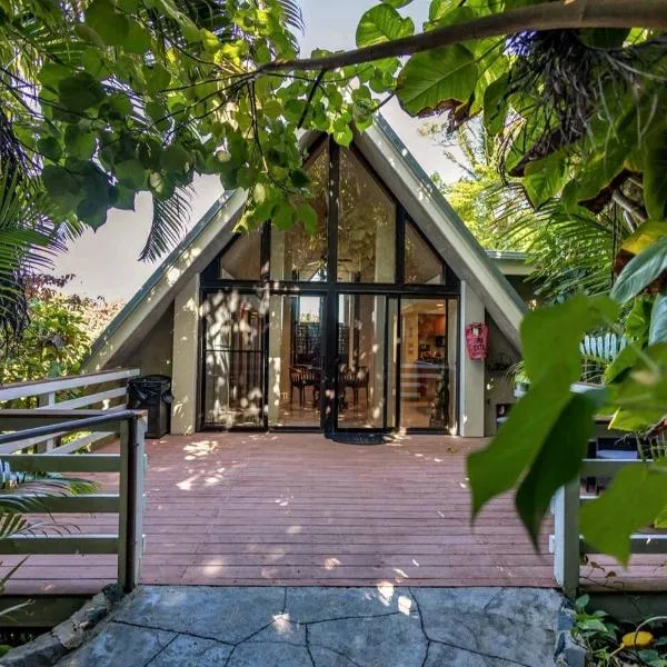 Jasmine Suite on Lush farm in Haiku, Maui jungle, hotel v destinaci Huelo