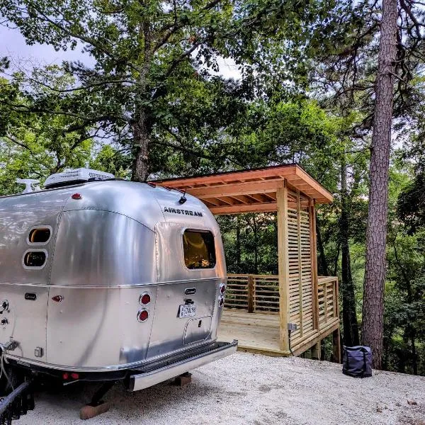 Airstream Retreat, Hot Tub, Sunset Deck & Trail, hotel v destinaci Eureka Springs