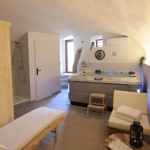 Gîte de charme avec jacuzzi et sauna privatifs، فندق في Donzère