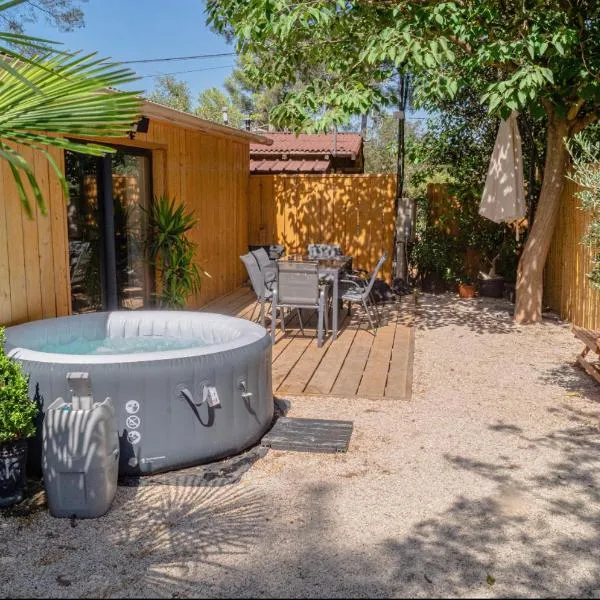 Chalet nature proche plage, hotel v destinaci La Ciotat