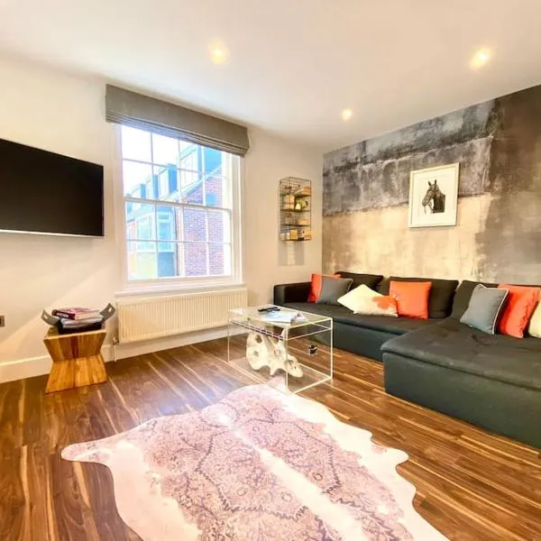 Stunning Little House on Poole Quay - Free Secure Parking & WiFi - in the heart of the Old Town - Great Location - Free Parking - Fast WiFi - Smart TV - Newly decorated - sleeps 2! Close to Poole & Bournemouth & Sandbanks, hôtel à Poole