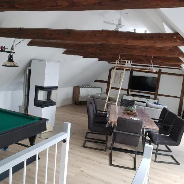 Ferienhaus Kastanie mit Whirlpool Kamin und Sauna, hotel in Blekendorf