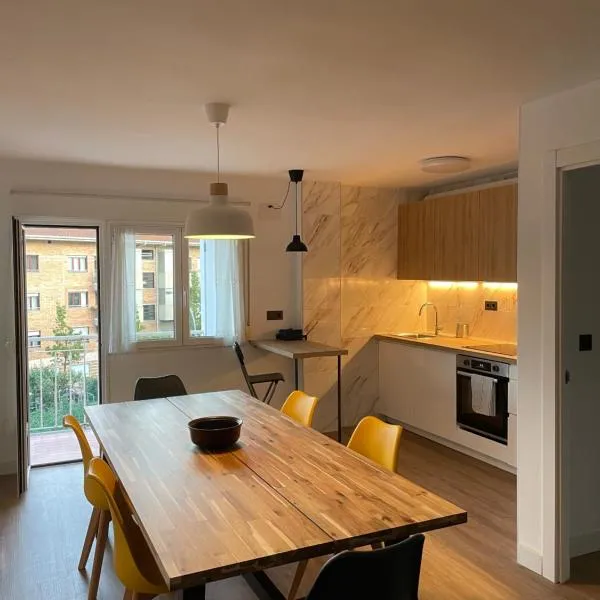 Cozy apartment 6' from San Sebastian + Parking, hotel en Usúrbil