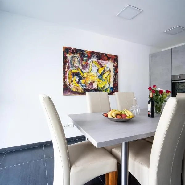 Blauer Stein 7a WH01 - Apartment 3 SZ, 5 Betten, hotel in Pulheim