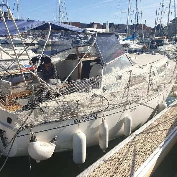 Détente insolite sur un bateau a Cabourg, hotel in Dives-sur-Mer