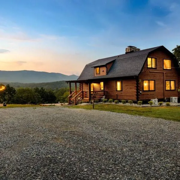 Riverside Rose Cabin: Luxe*LogCabin*MtnView*Sleeps12*Secluded*Shenandoah โรงแรมในRileyville