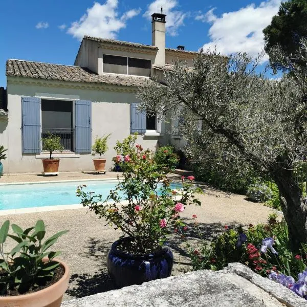Chambre dans verdure Provençale – hotel w mieście Eyragues