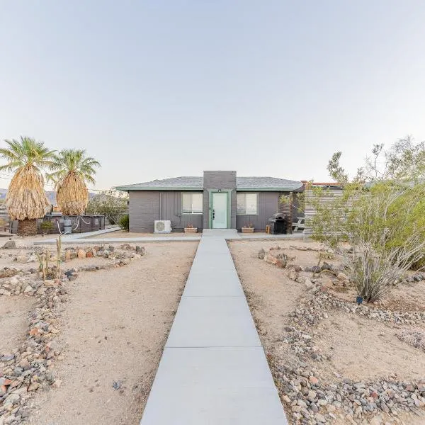 NEW PROPERTY! The Cactus Villas at Joshua Tree National Park - Pool, Hot Tub, Outdoor Shower, Fire Pit, hótel í Old Dale