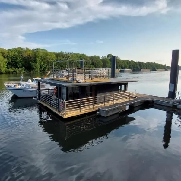 WeStay HOUSE BOAT. Une maison sur l'eau、コンフラン・サントノリーヌのホテル