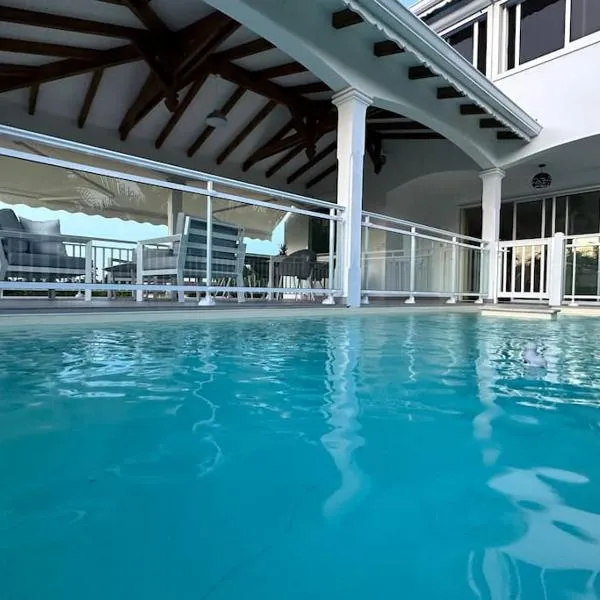 VILLA JASMIN : EXCEPTIONNELLE !!, Hotel in Petit-Bourg