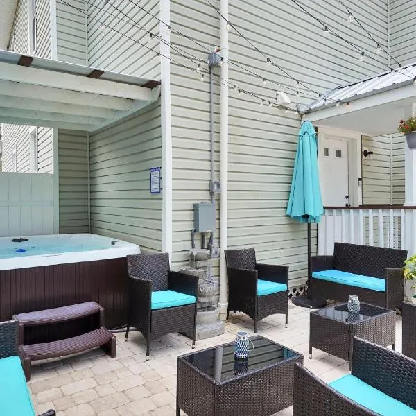 Hot tub- 80's Arcade- Pool table- Historic Downtown- 7 car parking, hotel in St. Augustine