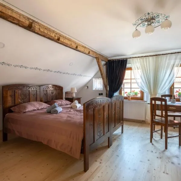 Notranjska hiša - traditional country house, close to the world attraction Cerknica lake، فندق في Begunje pri Cerknici