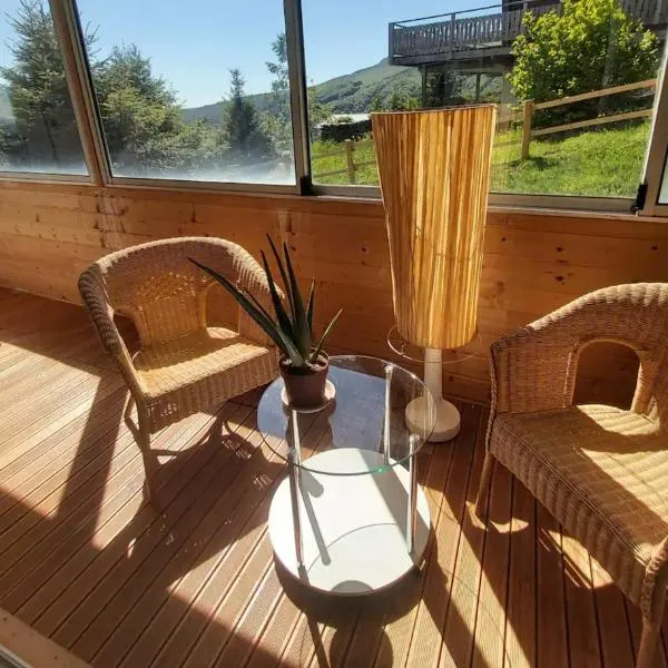 Superbe appartement avec loggia, hotel in Super Besse