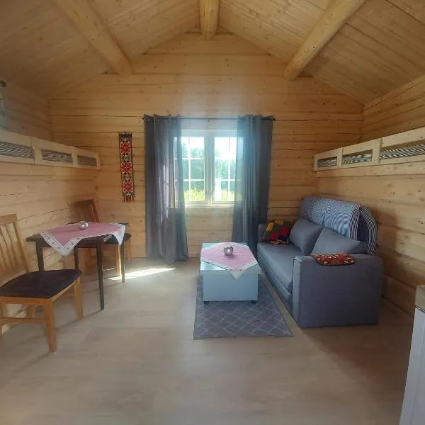 small camping cabbin with bathroom near by, hotell i Varntresk