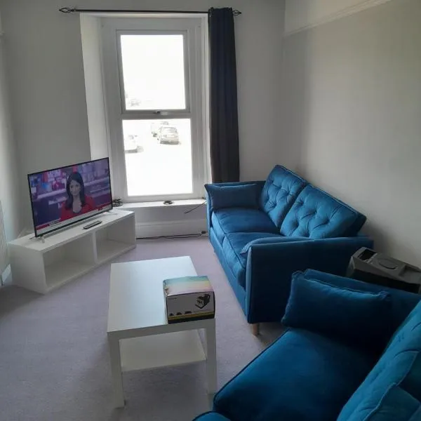 Conveniently located, newly refurbished flat (sleeps 4) – hotel w mieście Pembrokeshire