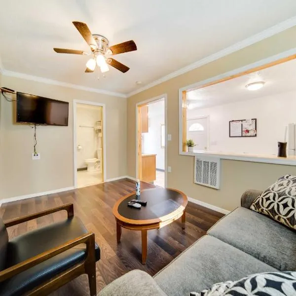 Geneva Cottage with Patio - Walk to Park, Lake Erie!, hotel in Geneva-on-the-Lake