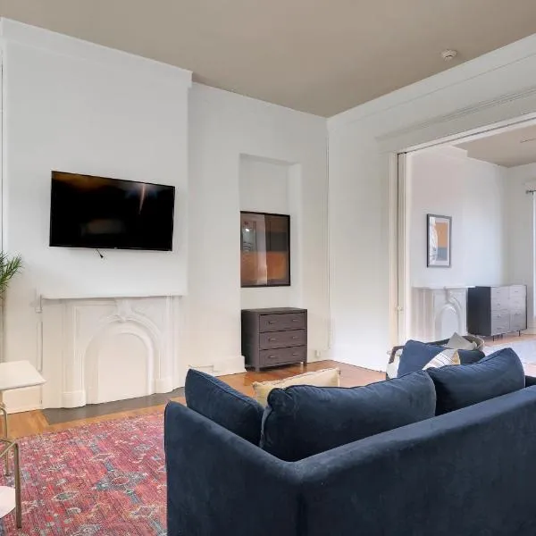 Apartment With King Bed In Downtown Louisville, hotel in Louisville