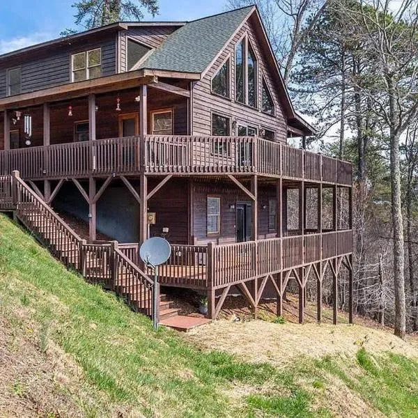 Mistletoe Cabin- Private cabin w views, Hottub, pet friendly, hotel v destinaci Murphy