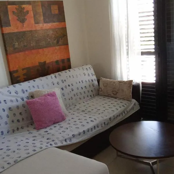 2 bedroom apartment in Makenzi, khách sạn ở Larnaka
