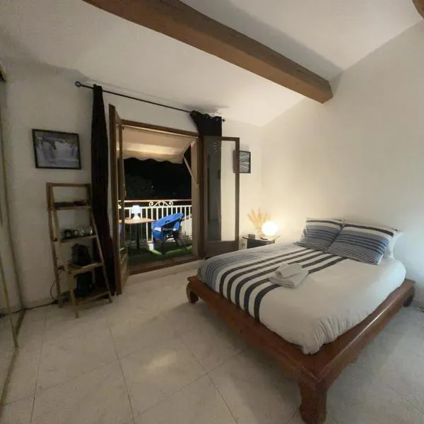 Chambre privée avec salle d’eau et terrasse au calme – hotel w mieście Le Cannet