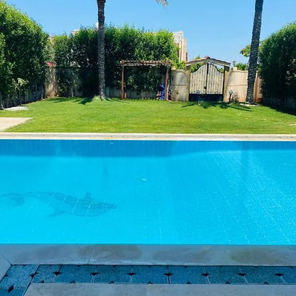 Lovely Villa 5- bedroom with Overflow Pool with Nice Garden at Green Oasis Resort, hotel in Alexandria