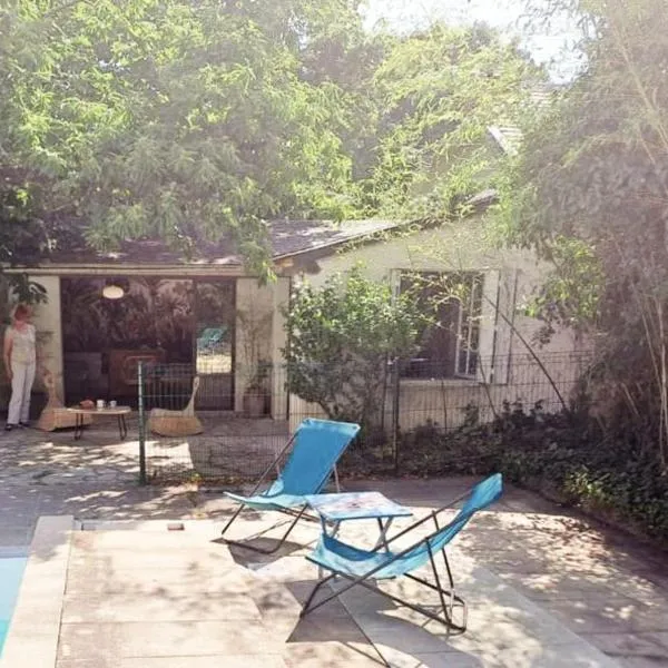 TourTour in the Loire Valley poolside Chalet, hotel v destinácii Saint-Avertin