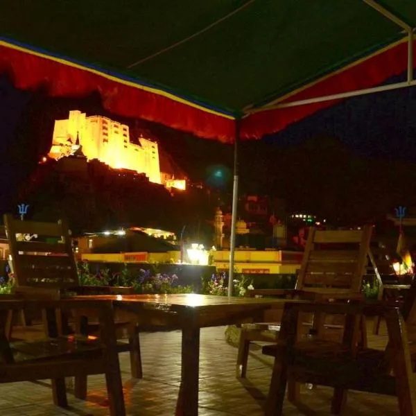 Hotel Lingzi - at the Mall Road & newly renovated photo 2