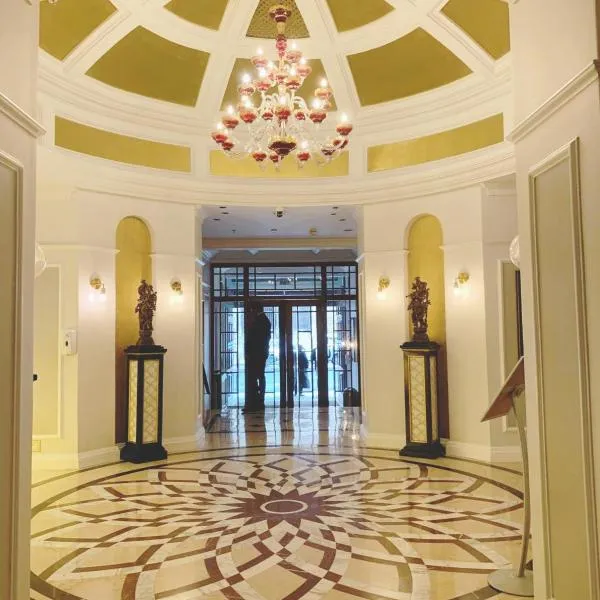 Taj Hotel Cape Town - luxury 5 star suites - very spacious with kitchenette, Lions Head views, hotel in Cape Town