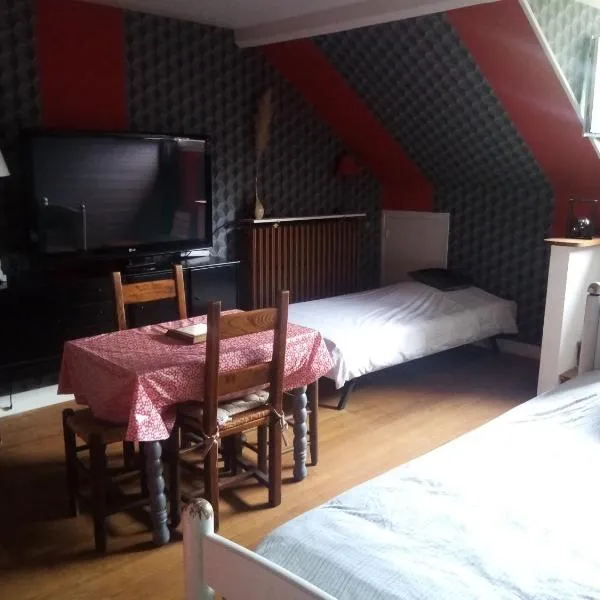 PETIT APPARTEMENT 30M2, 1 chambre lit double et salon 2 lits simples, 3 à 4 pers: Neuilly şehrinde bir otel