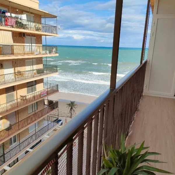 Beachfront cozy apartament Arenales del Sol, Alicante, hotel v destinaci Arenales del Sol