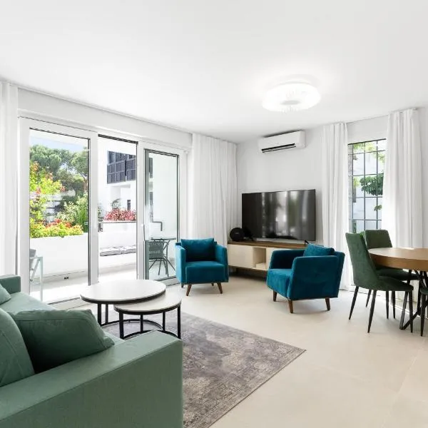 Beachfront Complex Jardines de las Golondrinas Elviria, hotell i Marbella