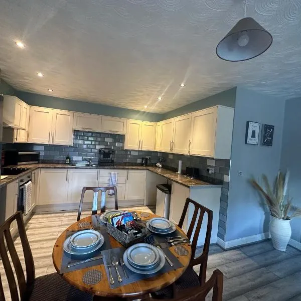 Entire 2 bedroom house., hotel v destinaci Rowley Regis