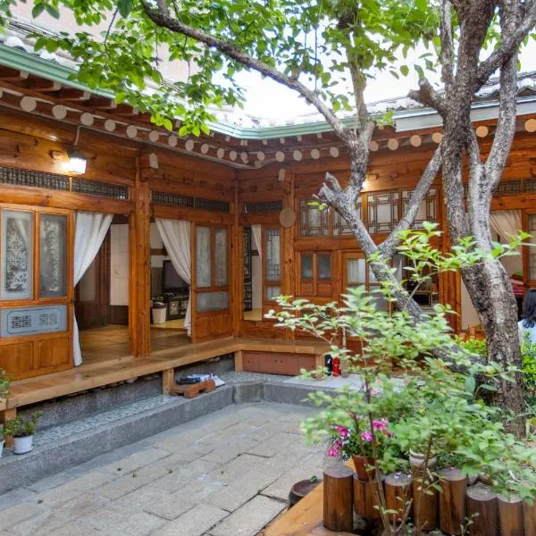 Dongmyo Hanok Sihwadang - Private Korean Style House in the City Center with a Beautiful Garden, hotel v Soulu
