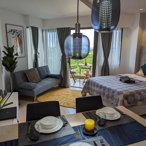 Dominiks Stylish Resort Gem Ocean View Pool Queen Bed at Tambuli 8 Floor Fast Wifi, hotel v destinaci Maribago
