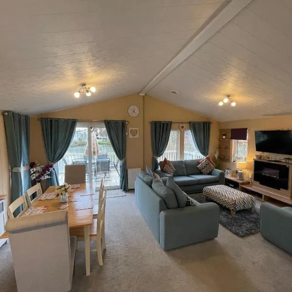 Luxury Lakeside Lodge L2 with Hot tub situated at Tattershall Lakes Country Park, ξενοδοχείο σε Tattershall