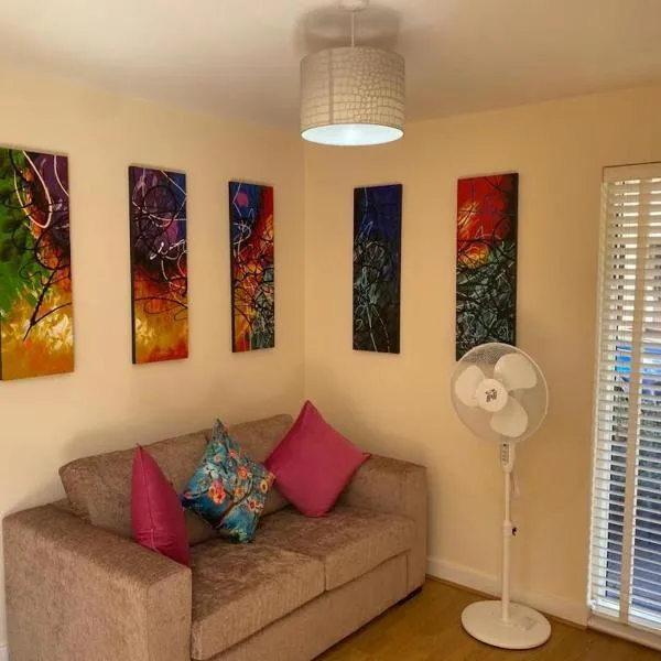 Homely & Warm Trumpington House w Parking, 5 mins drive to Bio Medical Campus, Addenbrooke's & Papworth hospitals, hotel in Cambridge