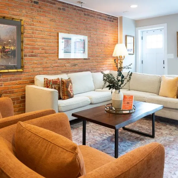 Luxury Federal Hill Home with Rooftop & 4 Parking Spots, hotel v destinaci Baltimore