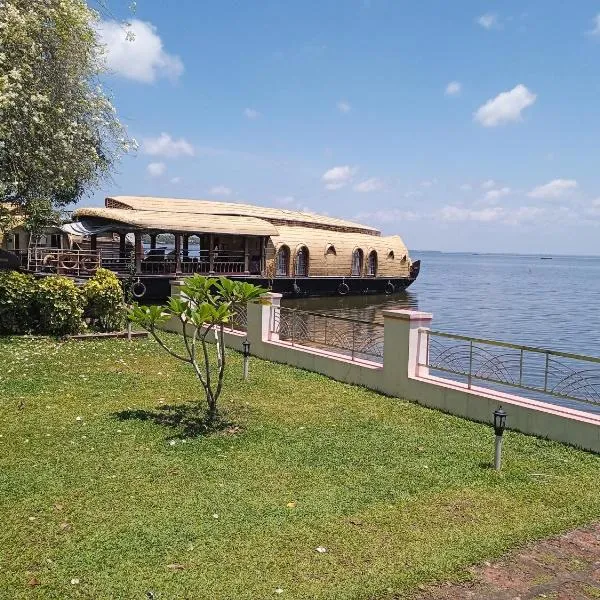 Aqua Castle Houseboat - by Aqua Jumbo Houseboats, ξενοδοχείο σε Alleppey