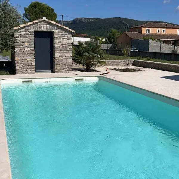 Studio aux portes des Cévennes avec piscine, hotel en Moulès-et-Baucels