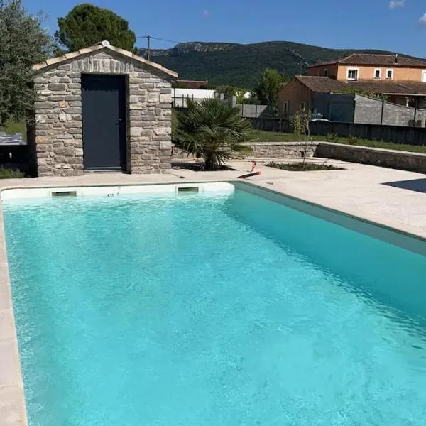 Viesnīca Studio aux portes des Cévennes avec piscine pilsētā Moulès-et-Baucels