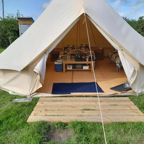 Cornish Skies Glamping, hotel a Pool