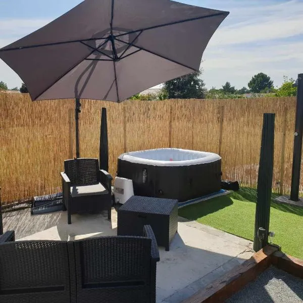 Beau logement avec terrasse, jacuzzi et terrain de pétanque privatif à 5 minutes de la plage, hotel in Audenge