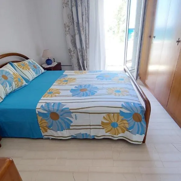 Fotis beach apartment at Komi, hotel em Emporeiós