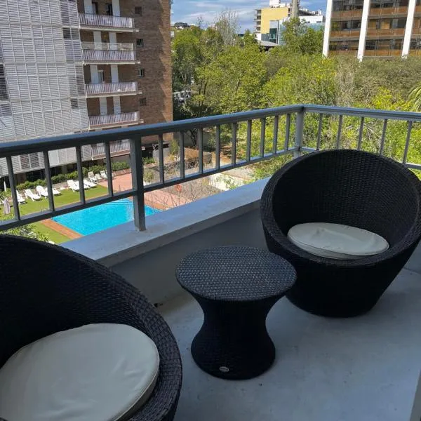 Precioso y tranquilo apartamento zona alta Diagonal Barcelona, hotel in Barcelona