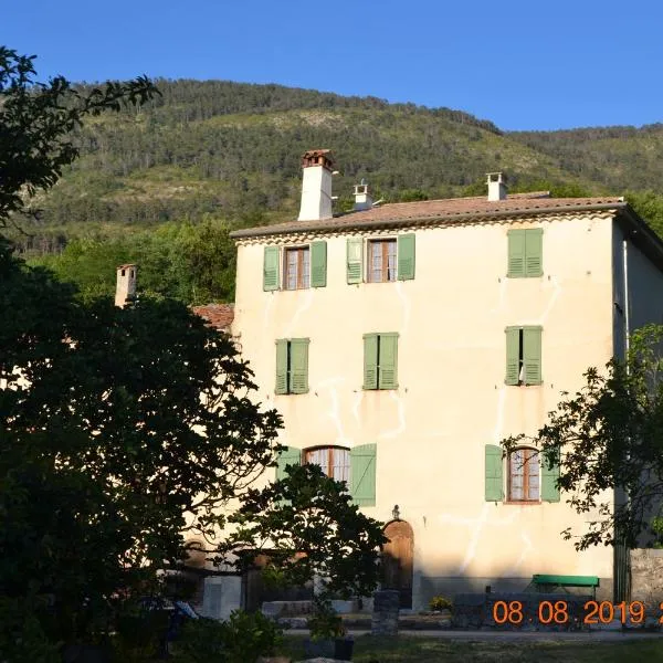 Pays du Verdon , étape, séjour fraîcheur dans maison de caractère，La Bastide的飯店