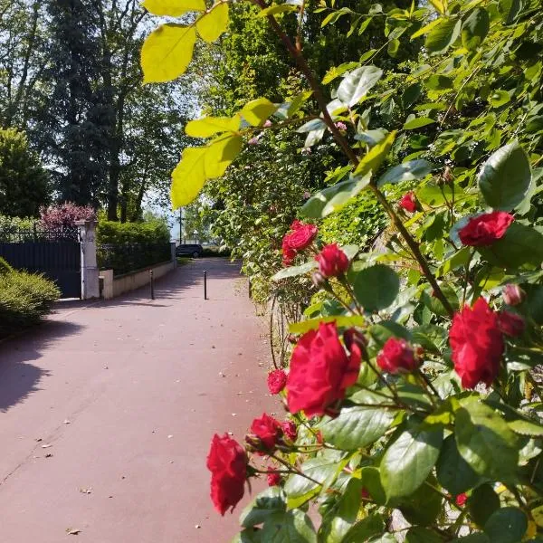 Studio moderne, place parking privé, emplacement idéal à 100 m du lac., hôtel à Annecy